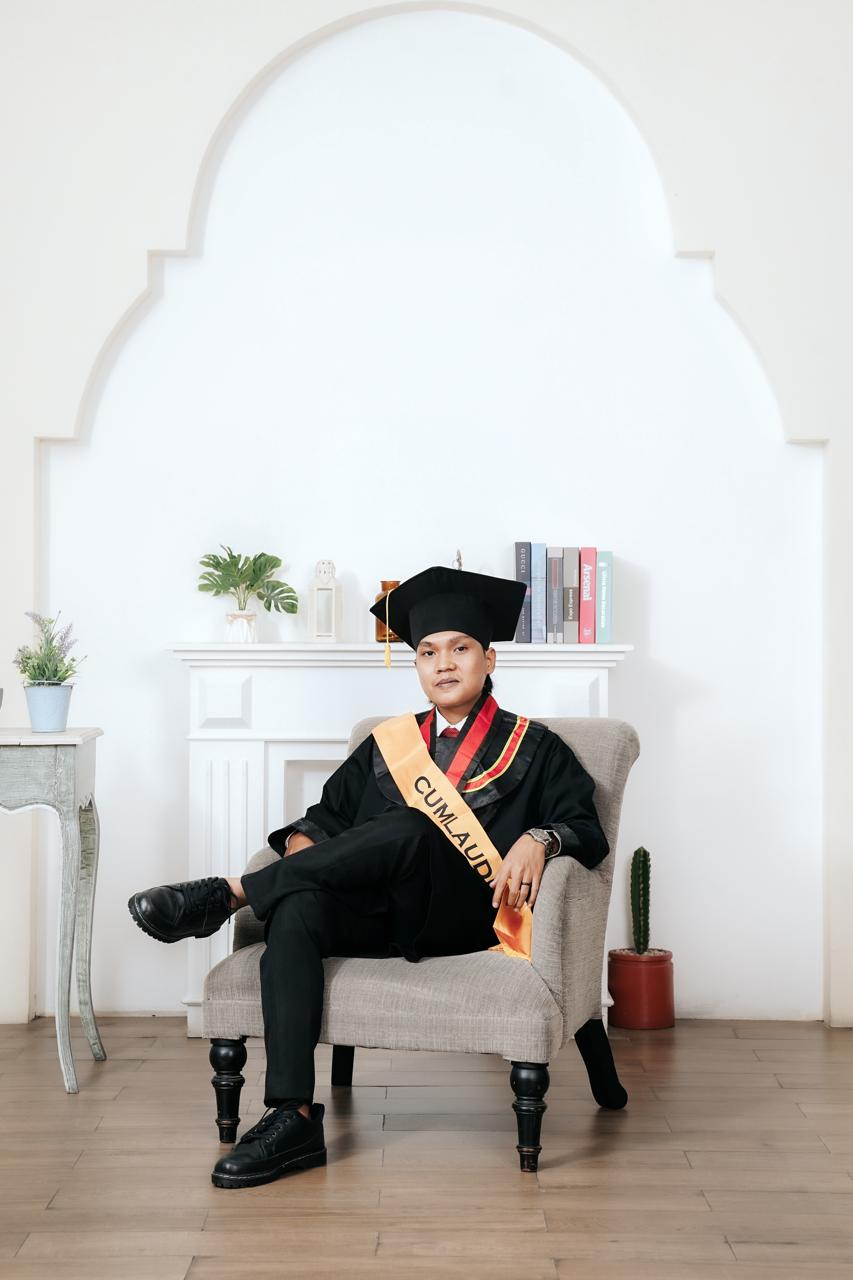 Moh Ghaffar Amrullah pada wisuda dengan predikat cumlaude